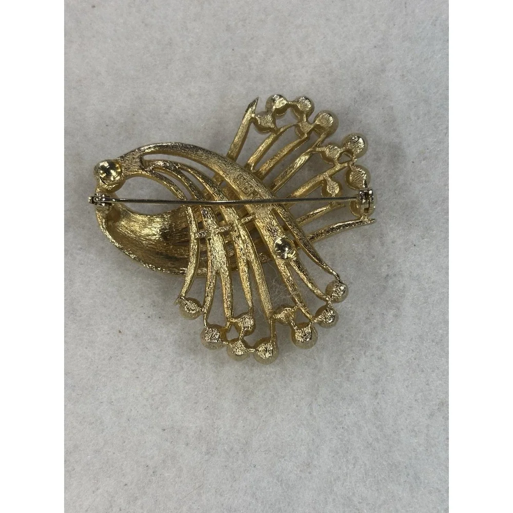 Vintage Lisner Gold Tone Faux Pearl Brooch Pin Classic Glam Occasion Heritage‎